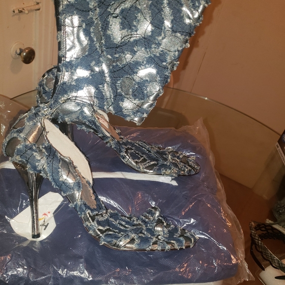 Sandals - Picture 1 of 2